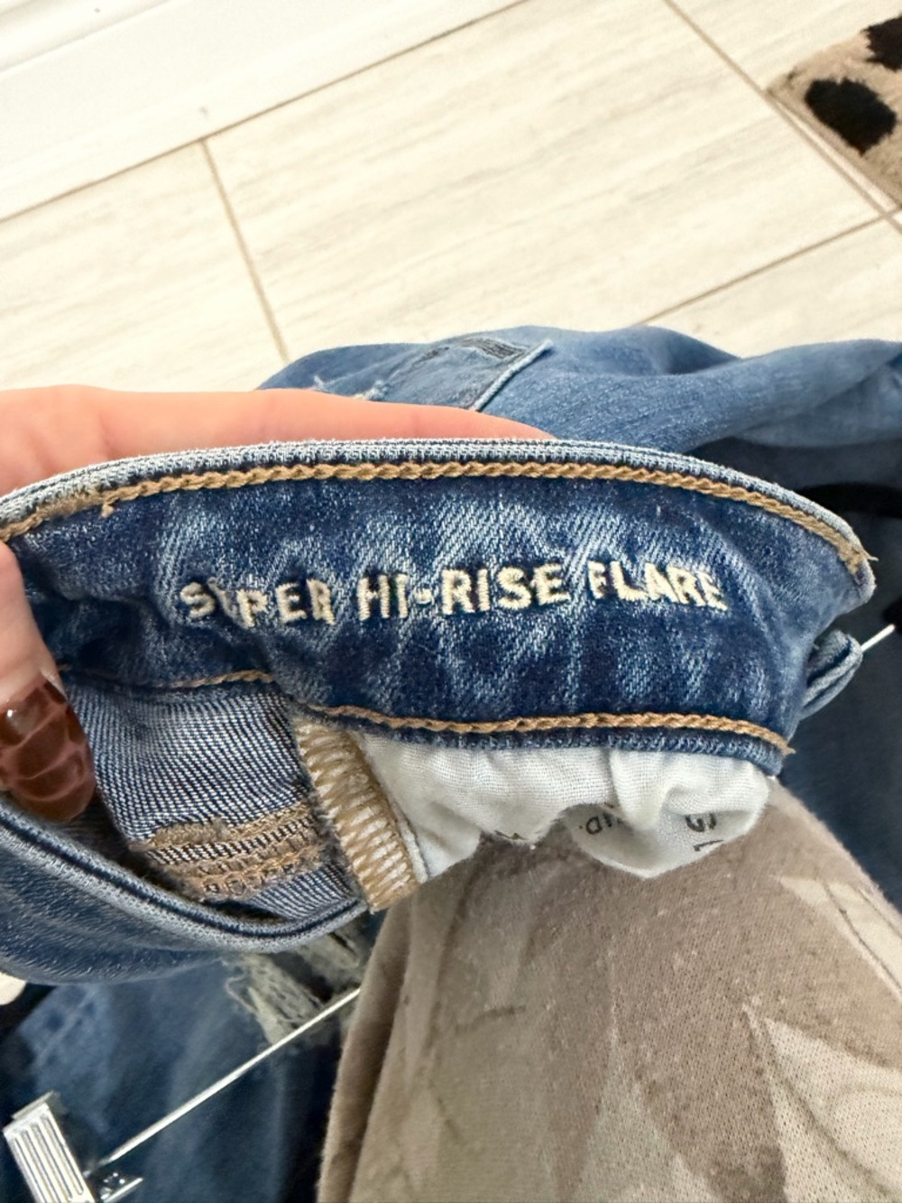 American Eagle Outfitters Blue Flare Jeans with Knee Rip - Picture 8 of 9